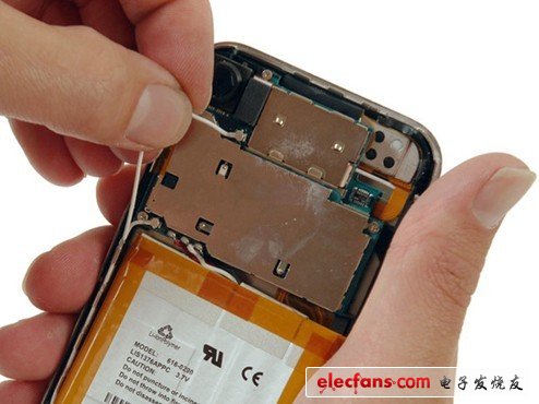 蘋果第一代iPhone 1因天線設(shè)計(jì)意外曝光 拆解全程揭示傳奇起點(diǎn)